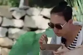 宋丹丹儿子巴图：父亲不相认，母亲爱贬低，现实版"被嫌弃的一生"图片