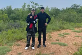 鹿晗晒与邓超秋游合照，两人置身丛林，穿搭朴素低调毫无明星架子图片