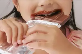 小女孩偷吃妈妈的“巧克力”后住进ICU，注意！这类…图片