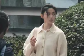 初中没毕业演高材生？杨超越在西交利物浦大学拍剧，都不照镜子吗图片