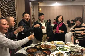 请人喝酒，说话最重要，牢记4句“开场白”，全桌人对你高看一眼图片