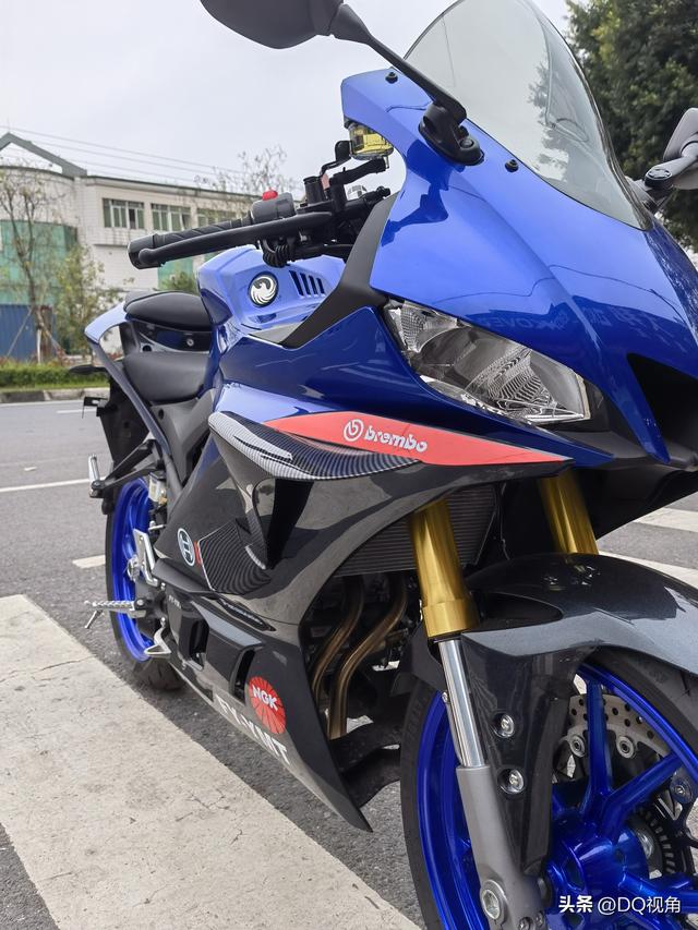 给力，国产高配仿赛摩托飞鹰RM35详解，双缸动力配鲍鱼卡钳