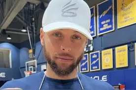 勇士队举行夺冠游行：库里再现晚安手势 克莱船长搞笑热舞图片