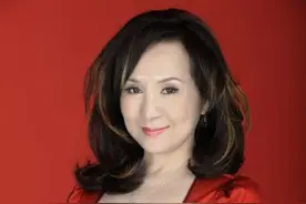 那个曾在春晚唱《牧羊曲》的巨星，消失20年终于在元旦盛典上出现图片