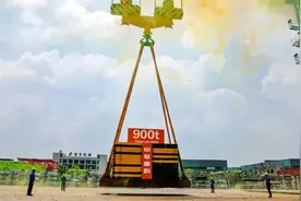 刷新世界纪录！全球最大塔机吊起900吨，真正的大国重器图片