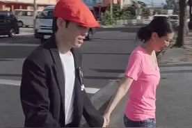 萧敬腾和老婆日本旅行，林有慧苗条十足身材好，牵手过马路像热恋图片