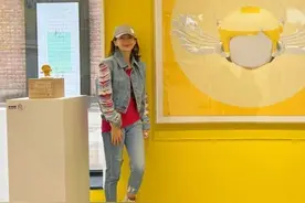 43岁章子怡近照曝光，穿紧身牛仔裤秀大长腿，满脸笑容少女感十足图片