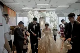 广东队老板娘吴迪身家40亿，现身王薪凯婚礼，40岁肤白貌美图片