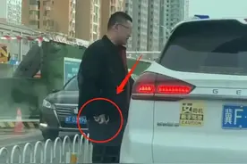 保定警方回应网传男子掏手铐威胁他人事件：非公安机关工作人员，正在追查手铐来源图片