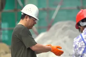 亿万富豪王均金为扶贫项目，扮演农民工绑钢筋，真实原因让人感动图片