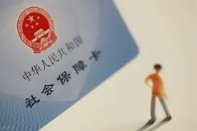 社保卡全面更新换代，80岁以上的老人也必须更换吗？图片