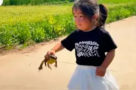 姜萍决赛后，一张手捏蛤蟆的照片跟着火了，网友起名：轻松拿捏图片