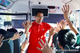 高三学子们加油！高考第一天，青岛通济实验学校师生为学生壮行图片