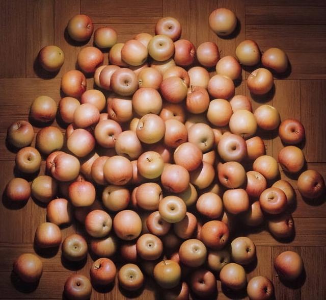 画家冷军的一幅《手相》，竟卖了690万，放大10倍之后才知其奥秘