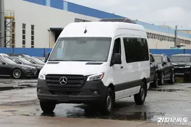 终于来了！抢先实拍2022款汽油版奔驰斯宾特底盘！全国可上牌图片