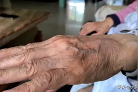 七旬老太手术台喊痛咬破嘴唇，家属称老人差点痛死病历咋写“麻醉满意”？涉事医生称麻醉没问题图片