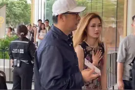 49岁王岳伦被疑交新女友！与金发美女看演唱会，女方大长腿似00后图片