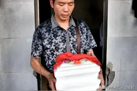 惊呆眼球！银行保险柜成墓地，父母骨灰存放地，每年仅需180元图片