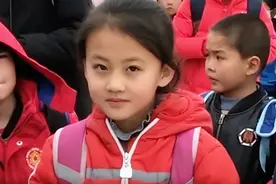 2021年，宁夏7岁小女孩因一张笑脸走红，父母为她婉拒100万签约图片