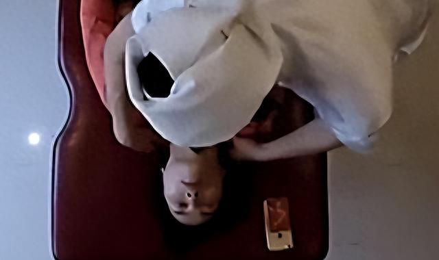 14岁儿子帮妈妈按摩，却按到妈妈敏感部位，儿大要避母！