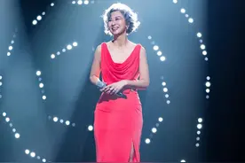 60岁的叶倩文，一袭红裙、满头银发，打了多少“中年少女”的脸图片