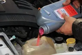 汽车防冻液少了，自己可以添加吗？图片