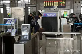 旅客错拿“同款包” 车站民警帮找回图片