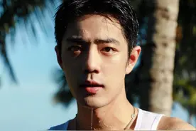 肖战难得性感一回，在泳池拍摄湿发写真，眉目俊秀身材迷人图片