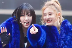 宁艺卓在纽约见朋友，在韩国网友黑酸，和男性朋友合照也是黑点？图片