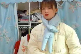 网红严素玩擦边上瘾？穿JK短裙无视镜头弯腰抓鹅，网友：建议封杀图片