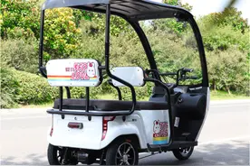 2款带雨棚的电动三轮车，空间大能坐3人，适合老年人代步图片