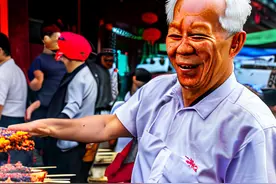 假日里，怪诞大爷们在山东省淄博市烧烤一条街摆摊，脸上乐开了花图片