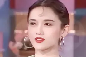 杨丽萍20岁时，有人在她床上放了把刀：谁要追求她就和谁拼命图片