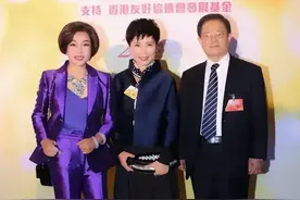刘晓庆和80岁老公罕见同框，穿紫西装优雅端庄，夫妻俩却像两代人图片