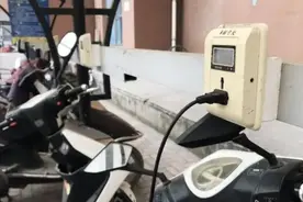 今天才知道，电动车“充满不拔”和“未满就拔”，哪个更伤电池？图片