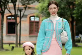 被35岁博主的“母女装”圈粉，妈妈时髦女儿可爱，搭配思路可照搬图片