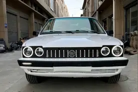 大众桑塔纳接受复古改造，经典圆灯+老爷车造型，气场更高级图片