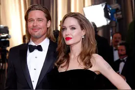 朱莉穿背带白裙亮相宛如少女！又带14岁龙凤胎儿子出街，真像姐弟图片