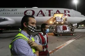 公厕突现弃婴，外国机场强迫女乘客脱光检验身体，只为给孩子找妈图片