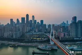 重庆终于反超广州，两座城市的历史GDP对比，没想到重庆这么强图片