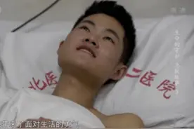 小伙喝150ml百草枯，11天后活蹦乱跳大口吃喝，医生却让准备后事图片