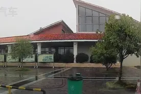 新手司机在高速服务区停车，要注意这几点细节，别给自己带来麻烦图片