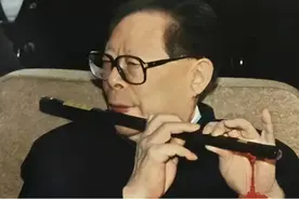 江泽民同志：擅长作诗赋词，精通八国语言，吹拉弹唱的全能人才图片