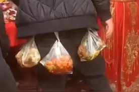 广东一男子婚宴上的另类打包，臀部“挂满”打包袋，此举惊呆众人图片