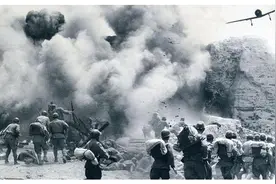 美国记者拍摄淮海战役中国军照片：士兵看军官吃肉，女兵蹲地抽烟图片