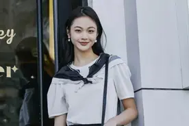 穿T恤系“丝巾”，凭什么优雅又好看？这2个精髓，学会就时髦图片