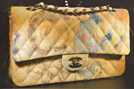 男子给猪吃零食，还给猪纹身，香奈儿花70万买下猪皮，制成限量包图片