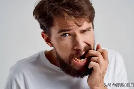 牙龈上长了个小疙瘩，是怎么回事？图片