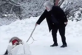 张纪中在美国别墅秀恩爱！拿树枝为杜星霖画爱心，强吻老婆遭嫌弃图片