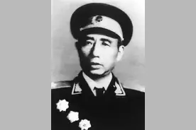 老人去部队看儿子，被哨兵拦下不让进，直言：让你们师长跑来见我图片